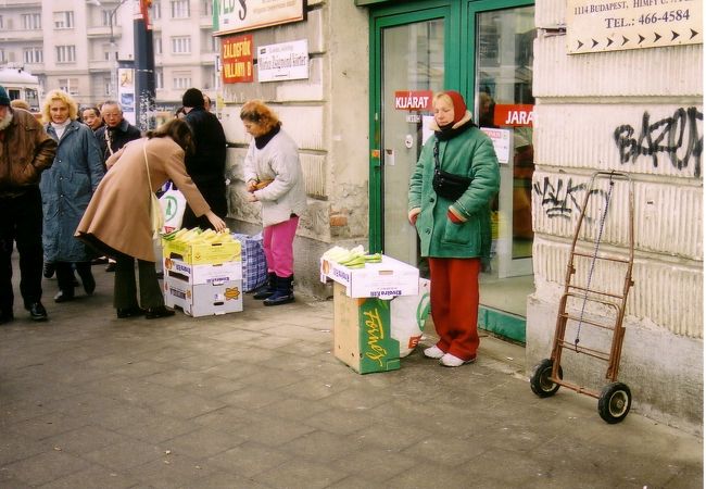 ホテル近くのスーパーの前ではパプリカ売りのおばさんがいました。