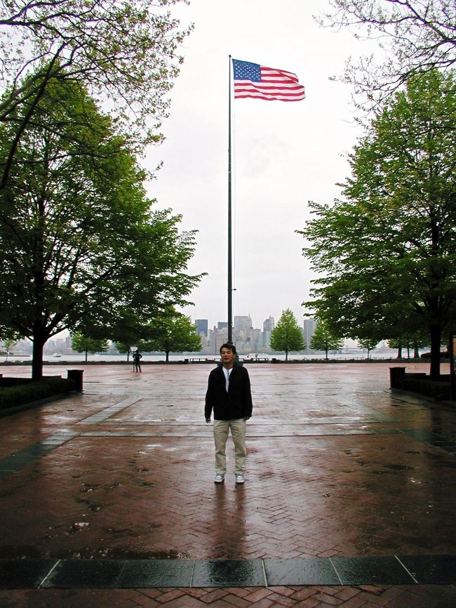 島に渡ると小雨が降ってきて寒かった。リバティー島は小さく１０分程度で１周できた