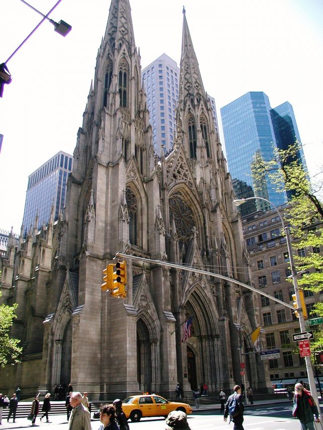 ５番街からグランド・セントラル駅に行く途中にあったセント・パトリック教会　歩き疲れ　『オイスター・バー』へ　めちゃくちゃカキ美味しかった。クラムチャウダーも馬鹿うまでした