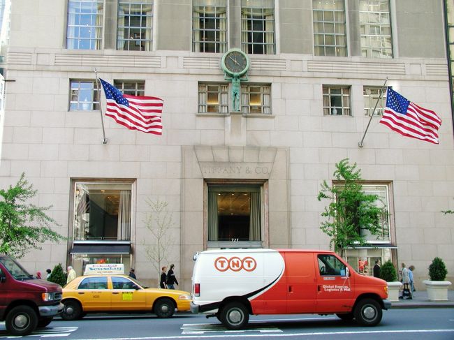 今回の旅行の目的地　ティファニーへ　婚約指輪もティファニーなので結婚指輪も同じくティファニーで・・・ちょっと高かったがいいものを買ってもらいました。 今度はこやも連れて３人でＮＹへ行きたいです。