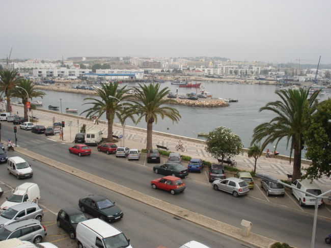 ラゴスの町とマリーナを分けるメインストリート。<br />時間によってはかなり混雑します。<br />