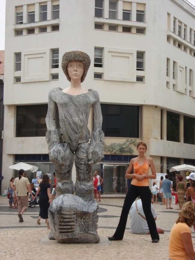 広場に怖い像が建っていた。<br />映っているのは知らん人ｗ