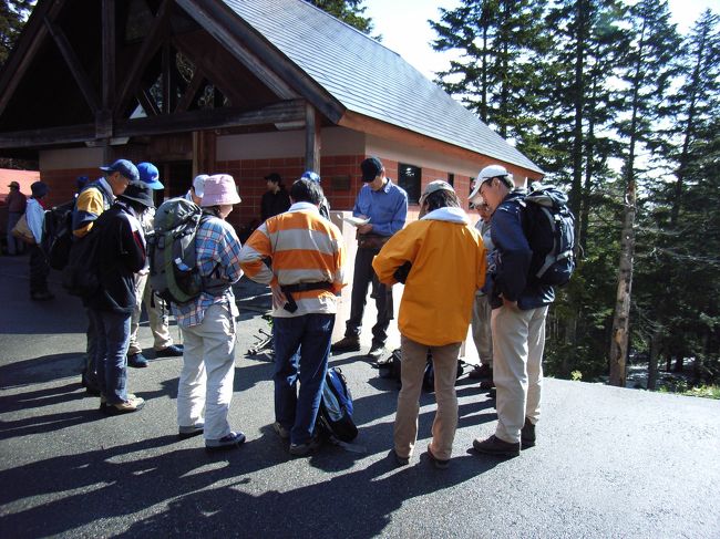 【出発前のミーティング】<br /><br />　今から水芭蕉に会いにきます。<br /><br />　まずは、出発前に登山隊長から<br />コースの説明を聞かなきゃ！<br /><br />　はたして、水芭蕉の群生と<br />私たちグループは出会えるので<br />しょうか？<br /><br />　<br /><br />