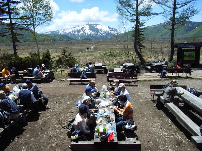 【みんな揃ってお弁当】<br /><br />　景色のいい山小屋で<br />昼食をとることになりました。<br /><br />　奥、真正面に見えます山は、<br />「至仏山」です。景色がいい所<br />でしょ？<br /><br />　隊長はツウなので、山小屋の<br />生ジョッキビールを飲み、<br />持参したミニこん炉でお湯を<br />沸かし、<br /><br />皆に温かいコーヒーやラーメン<br />を振舞ってくれました。<br /><br />　ごちになりまーす。<br /><br />　<br /><br /><br /><br />　