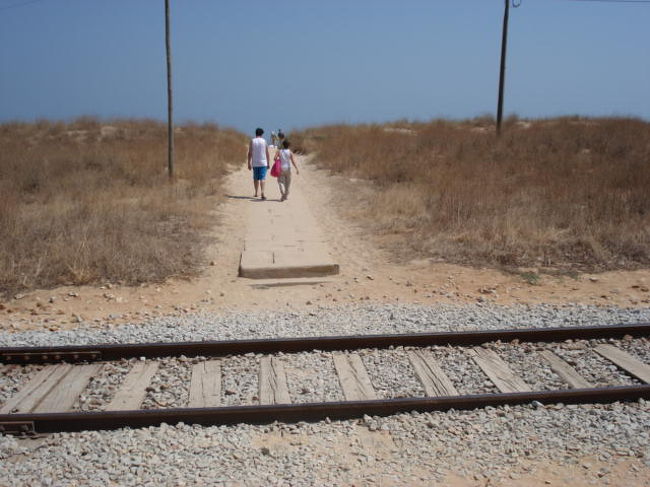 この線路を渡り、丘を越えるとビーチ