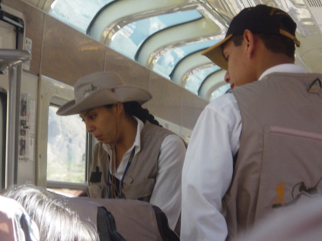 　到着１時間前にキャビン・アテンダントの人の衣装が変わり、いろいろな物を売りに来ました。今日は日差しが強いので、僕はキャップを購入しましたが、５１ソルでした。到着３０分前からは、列車の右手は山が迫り、樹木がすぐそばにきていますが、左手は川があり、マチュピチュ近くの山までがずっと見えます。<br />　氷河特急がツェルマットに近づく感じを思い出しました。