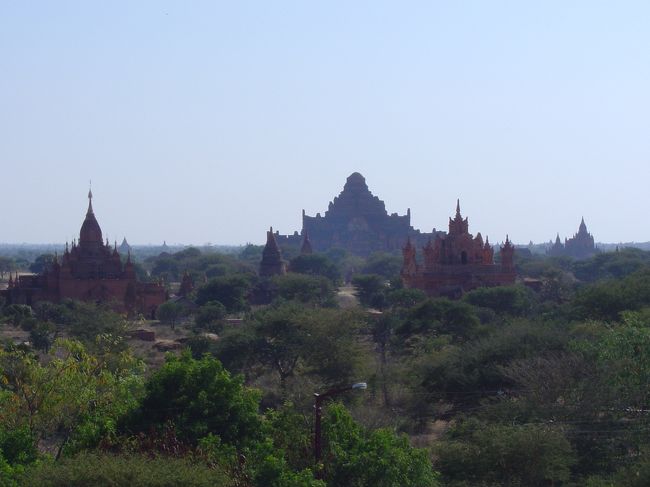 バガンの風景<br />荒野に無数に点在するパゴダ。
