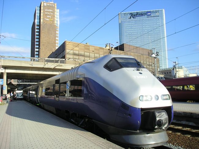 オスロ駅からこの列車でヴォスまで移動します。<br />オスロからミュルダールまでは座席予約が必要です。<br />ミュルダールからベルゲン間は自由席状態でした。<br /><br />車内では、次の停車駅の横に、標高が表示されています。