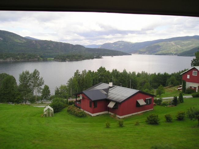 途中では、たくさんの湖、川、牧草地帯を次々に見ることが出来、5時間半が、退屈せずに過ごせました。