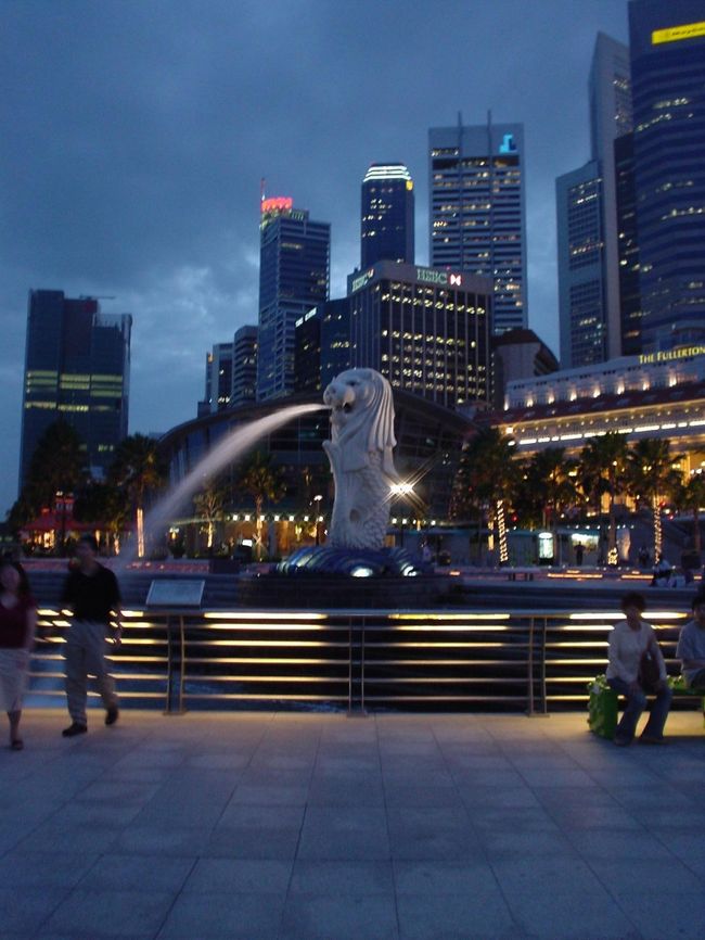 有名なマーライオン。世界三大がっかり名所とか言われますが。結構迫力あったわい。