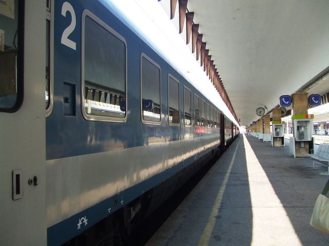 ウィーン西駅からブダペストへ。3時間かかりました。<br />1時間ほどたった頃、パスポートコントロールを受けました。<br />あと、きれいなお姉さんが、「ブダペスト観光について何か聞きたいことありますかー」と回ってました。地図くれました。