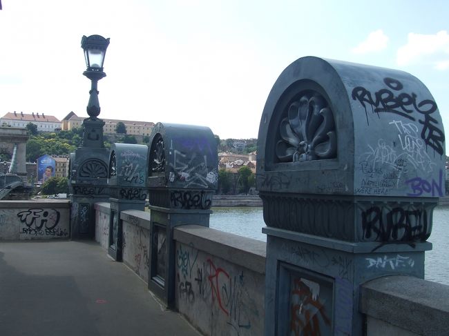 くさり橋を歩いて渡ることにしました。近くで見るとらくがきだらけで残念です。