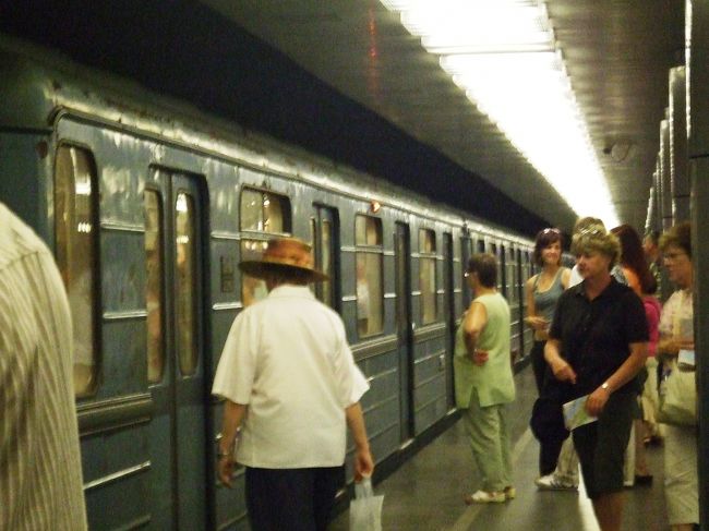 地下鉄は世界で2番目に古いというだけあって、とても薄暗く、電車自体もおんぼろ。あちこち剥げて錆びてた。<br />東駅の窓口で1日券を買おうとしたら、3日券しかないとおばさんに言い張られる。料金の表示にはちゃんとあるのに、おばさんは「ＮＯ！」としか言わないので、仕方なく目的地までの切符を購入。降りたところで噂の検札おばさん軍団に遭遇。階段の前にずらーっと並んで、ひとりずつつかまえてチェックしていきます。ちゃんと買っておいてよかった、、、<br />次に乗るときに、一日券のことを聞いてみると、あっさり買えた。東駅の窓口でなんで売ってもらえなかったのかは不明。用紙がなかったのかしら。