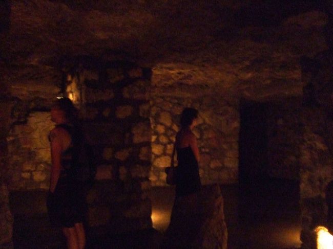 「ラビリンス」という看板に誘われ、入ってみました。1400フォリント（700円くらい？）ってけっこう高いな。<br />中は薄暗く、ひんやり。カタコンベと同じようなかび臭い感じ。とーーっても怖かったので、唯一前を歩いていたカップルに、「一緒に行っていい？」と声をかけてしまいました。快く「僕達も怖かったんだよ〜、一緒に行こう」と言ってくれて、ほんとホッとしました。ありがとう〜。<br />思いのほか中は広くて、ワインの泉があったり、現代アートっぽい彫刻があったり、なんかさっぱりよくわからない所でした。でもおもしろかったな☆