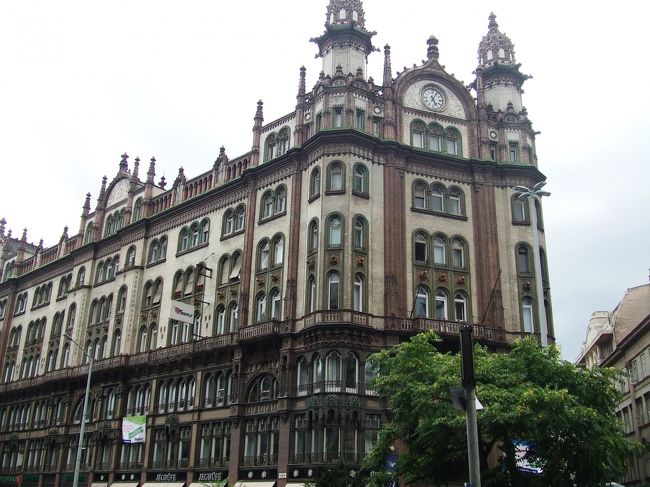 重厚な建物が素敵です。ピンクや水色の外壁がかわいらしいプラハに比べ、暗い色の建物が多かったせいで、なんとなく街全体が薄暗く感じます。外壁が剥げ落ちていたり、石畳の石が欠けていてぼこぼこだったり、正直薄汚いけど、いかにも旧共産圏的ダークな雰囲気を味わえます。<br />プラハも数年前までは荒れた感じだったらしいけど、近年観光に力を入れ始め、落書きを消したり石畳を整備したりして小ぎれいになってきたのだとか。