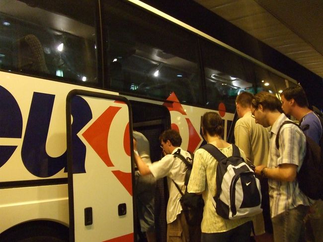 夜行バスでプラハに向かいます。約8時間。日本の夜行バスとほとんど変わらない感じ。途中でおじさんが来て、パスポートをチェックされました。