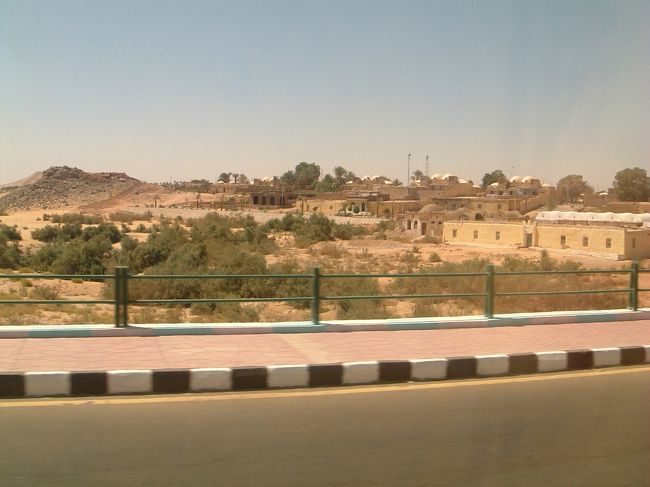 シャトルバスはアブシンベル神殿に向かって進みます。ドーム型の建物はホテルなのかな？町の色＝土の色になってるのが砂漠が近い雰囲気を出してますね。朝一のせいか、町には人があまりいませんでした。