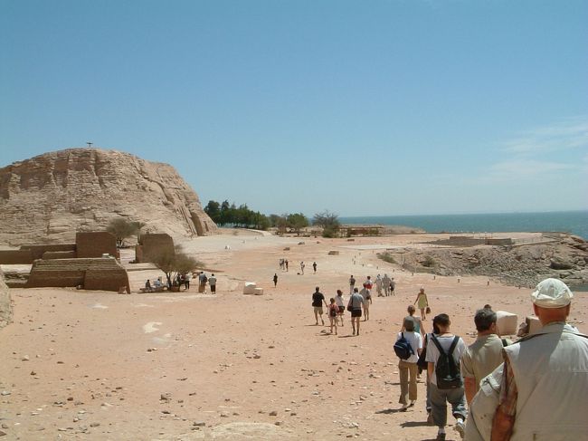 到着。着くと目の前はナセル湖が広がっていたw(￣◇￣)w地面と空のコントラストがくっきり！！こんなに天気のいい日がエジプトでは続くの？到着したところからは神殿は見れず、左前方に岩山が。あれが神殿かな？それにしても暑い(*ﾟ□ﾟ)/帽子が要る！！買わねば〜