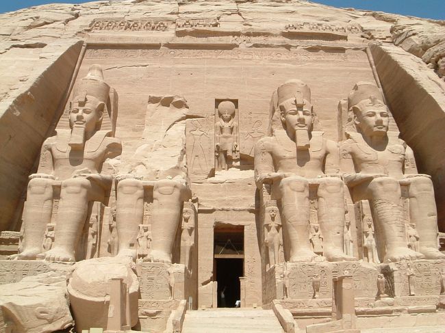 正面から見てみました。でかい。入り口の人と比較するとかなりのものです。正面の４体は全部ラムセス二世なんだそうで。何で４つも？と思いつつ・・・この時代にはアブシンベルはかなり僻地だったと思うので、そんなとこにもこんなの造ってしまうのはすごい権力誇示だったんでしょう。