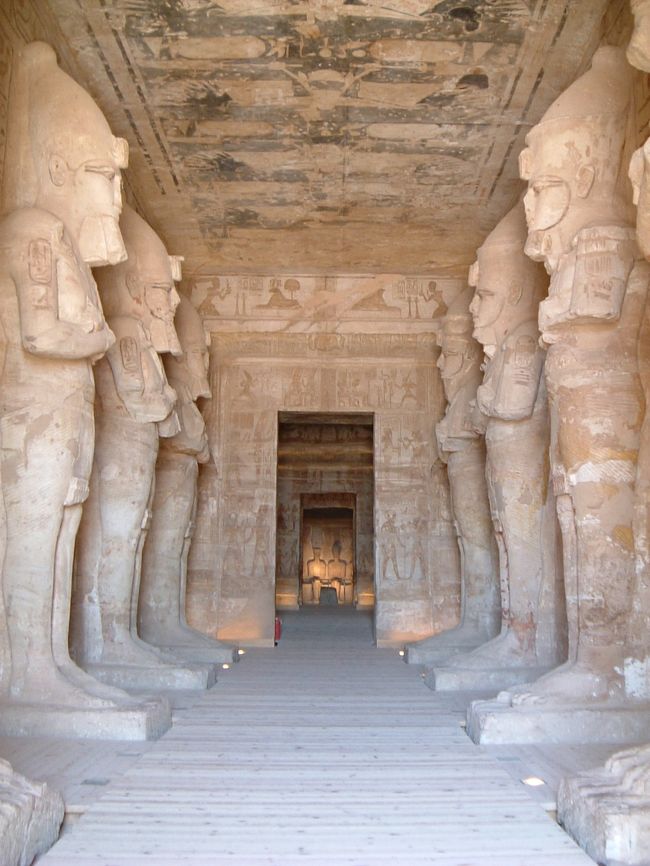 アブシンベル神殿内部。大列柱室。これまたラムセス二世の立像が８体もあります。１年に２回、ラムセス二世の即位した日と誕生日に一番奥の部屋まで光が届くそうです。天文学についてもエジプトの文明が発達していたことが伺えます。でも即位した日と誕生日の２日の関係には制限はないのかなー要は太陽の位置と高さだから冬至と夏至みたいなものとして・・・って分からないけど。どなたかご存知でしたら教えてください（＾人＾）
