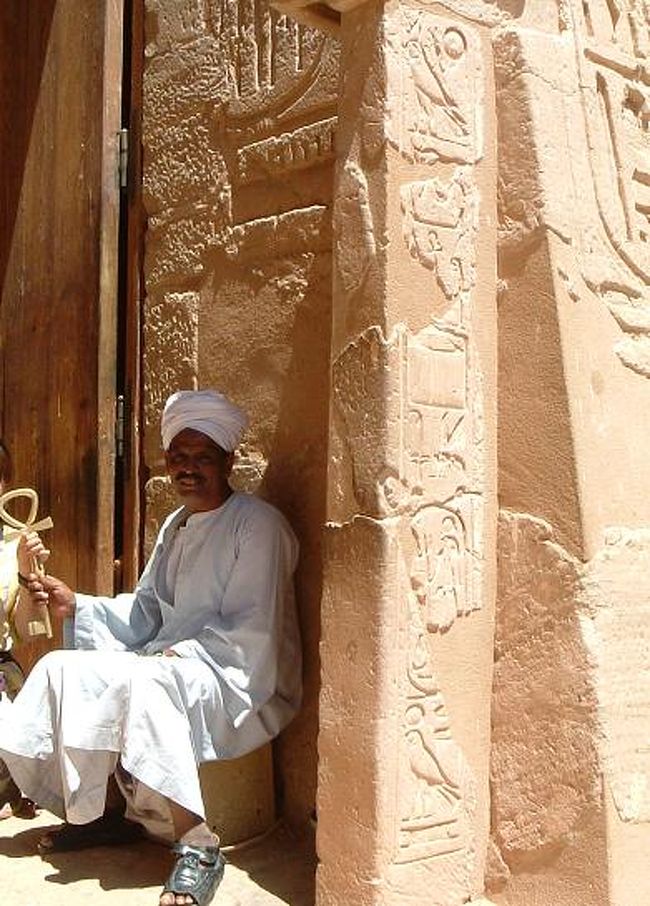 アブシンベル神殿には鍵を持ったおじさんがいます。写真撮ったら「バクシーシ！バクシーシ！！」って言われそう・・・とびくびく撮影。大丈夫でした。カイロから離れているので人の心も優しいのかもしれません。ところでバクシーシとチップは違うんですね。バクシーシは「おめぐみ」であるのに対し、チップは「サービスへの報酬」なんだそうです。<br />だから、バクシーシはむやみに要求してもOKなのか・・・