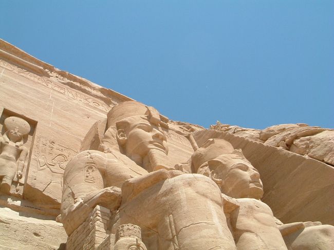 ローアングルでのラムセス二世像。青空がいー感じヽ(^Д^*)/