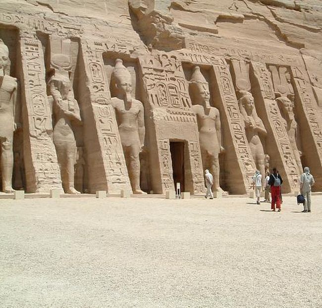 こちらはアブシンベル小神殿です。愛妻家で有名なラムセス二世が王妃ネフェルタリのために建造したもの。ラムセス二世はネフェルタリを深く愛していたらしく彼女が若くして亡くなった時に詠んだ詩がネフェルタリの墓に刻まれているそうです。「余の愛する者はたゞひとりのみ。何者も余が妃に匹敵する者はなし。生きてあるとき、かの人は至高の美を持つ女人であった。去りて、しかして余の魂を遙か遠くに奪ひ去りしが故。」やーん素敵(≧∇≦)！！ちょっとナルシストっぽいなーと思っていたラムセス二世の切ない詩に感激！！〃￣∇)ゞこの当時は政略結婚が多く、兄弟でまで結婚していたくらいなので、とても珍しいことなんでしょう。ちなみにネフェルタリとは美しい人という意味。ストレートですね。日本語で言うと麗華さま？とか・・・？