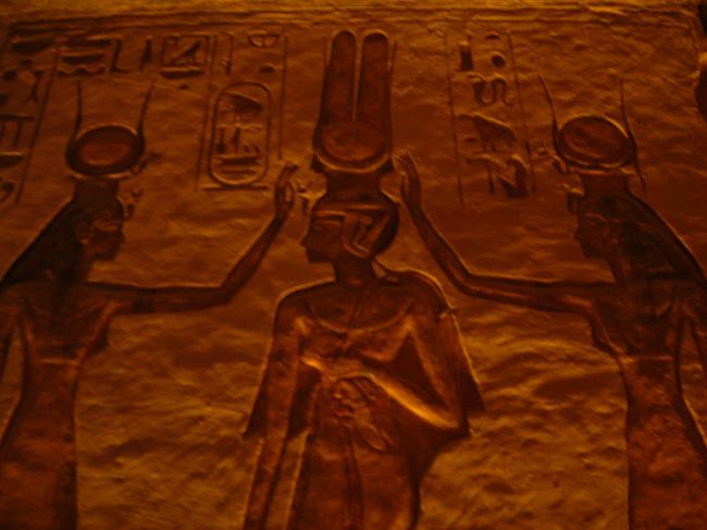 ネフェルタリのレリーフです。儀式の様子を表しています。大神殿よりもレリーフが優しい雰囲気で好きです。デジカメで撮ったのでかなり厳しい〃￣∇)ゞ神殿内部はフラッシュ禁止でした。ライティングが白熱灯なのでムード満点でした。