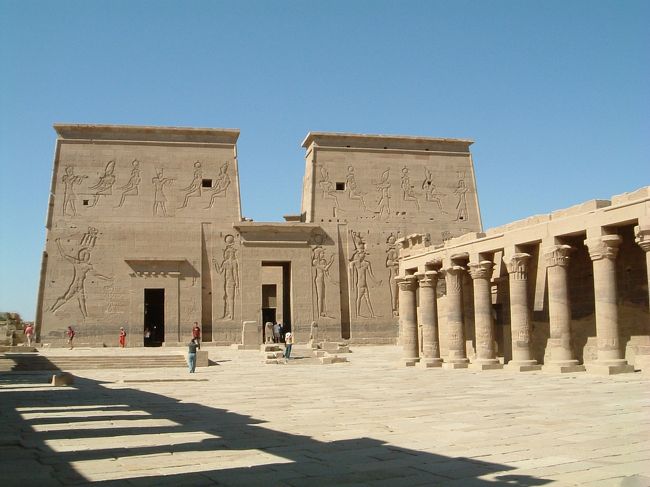 イシス神殿へ。ナイルにあるフィラエ島に建っています。島と言っても小さいので中洲って感じ。フィラエ島へはボートで行きます。ここもボラれるという噂だったので、気合を入れる・・・ヌビア人の船長の目がキレイ。相場より値切ってしまった。（それでも観光客価格ではあるんだろうけど）