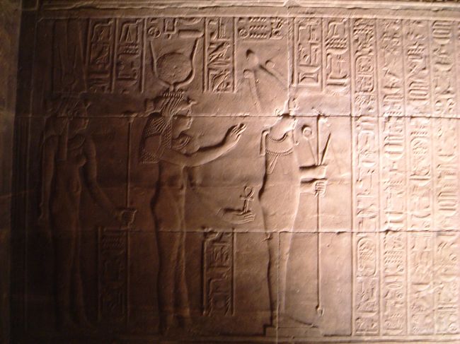 この島はイシスがホルス神を生んだ島とされているため、イシスやホルスのレリーフがたくさんあります。<br />神殿の外壁にはイシスと同じくらい大きいホルスのレリーフが・・・主役？イシスがホルスを産んだレリーフも発見。何で人型からハヤブサ産まれるんだろう。びっくりだよね。産まれたら。