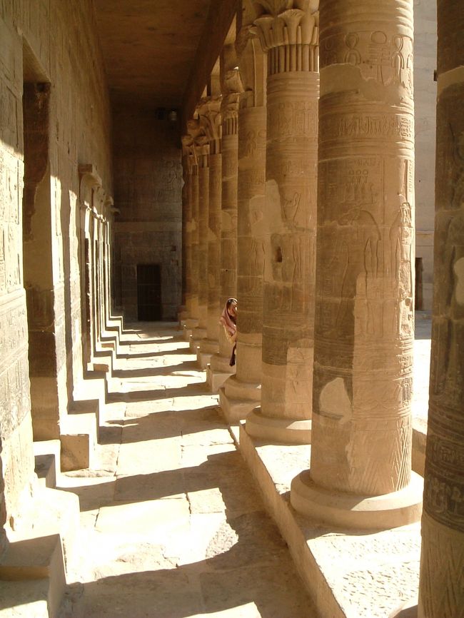 列柱室。この後ごはんを買いに駅へ。ターメイヤ（ソラ豆をつぶして揚げたコロッケみたいなの）屋さんを発見。日本でも作れるかな。日本でエジプト料理の本を探そう。