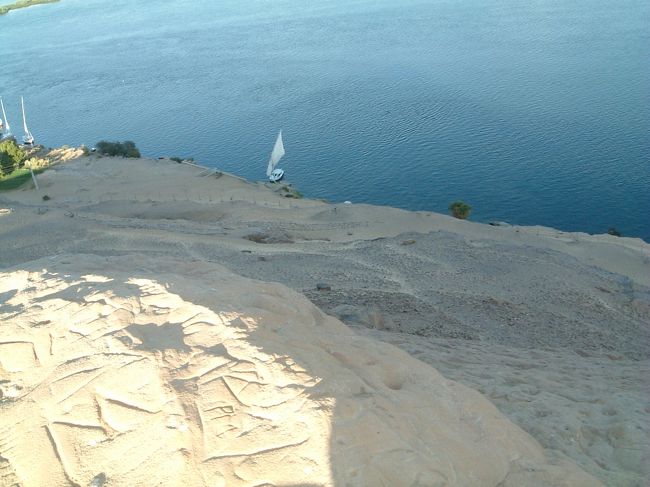 エジプトに来て初めて日本人旅行客に遭遇。頂上がオススメとのことで登る・・・って人骨が散らばってるんですけど！！眺めがきれいだからいいけどさ・・・(￣Д￣)自分たちが乗ってきたフルーカがかなり小さい。