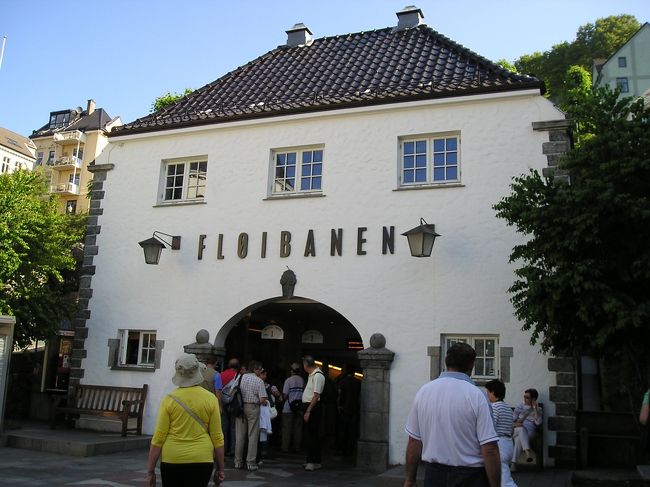 フロイエン山ケーブルカー乗り場<br /><br />ベルゲンカード48時間のを持っているので、ただです（なければ往復70NOK)。<br />24時間のなら１往復、48時間のなら２往復できます。<br />ただし、チケット売り場には並んで、<br />入場券をもらわなければなりません。