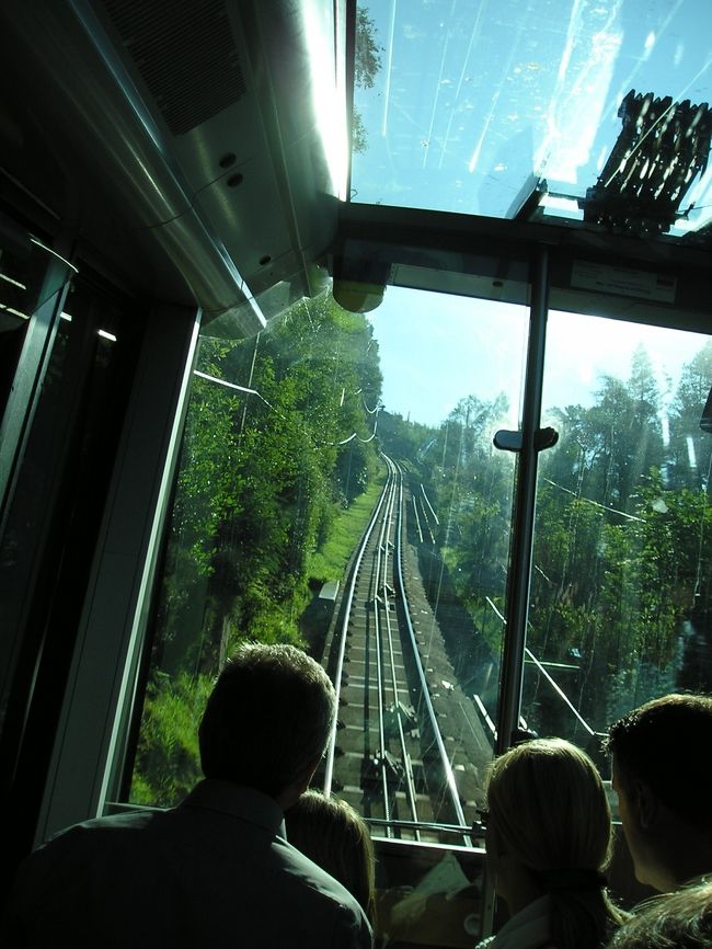 こんな坂を上っていきます