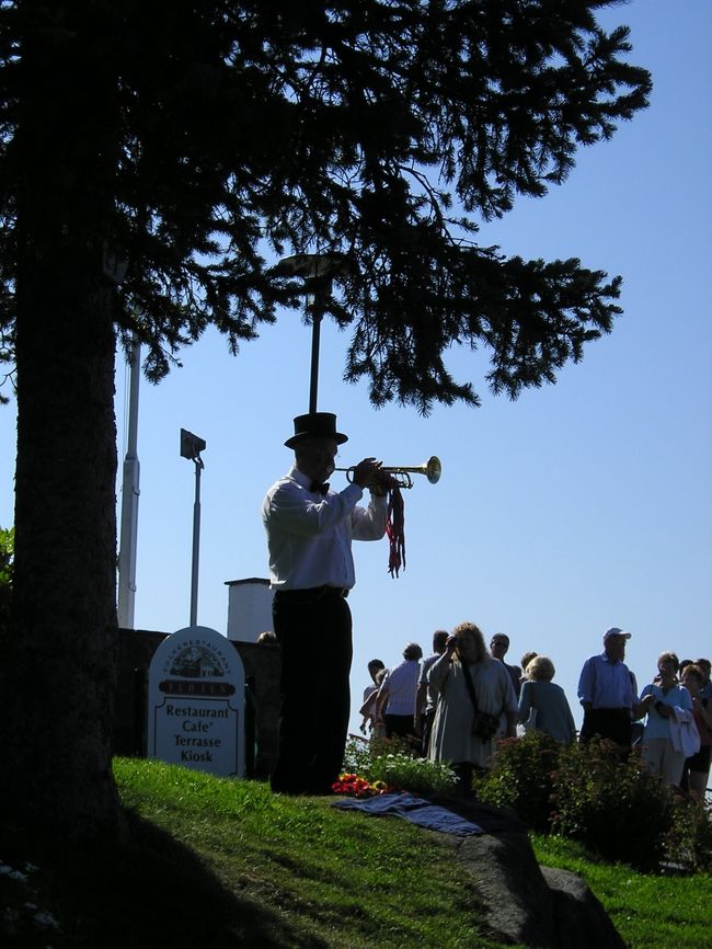 しばらくすると、トランペットの音が聞こえてきました。