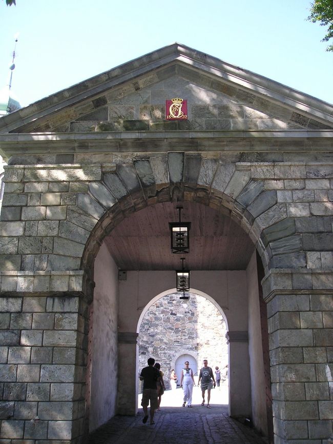 この門をくぐると、ローセンクランツの塔に出ます