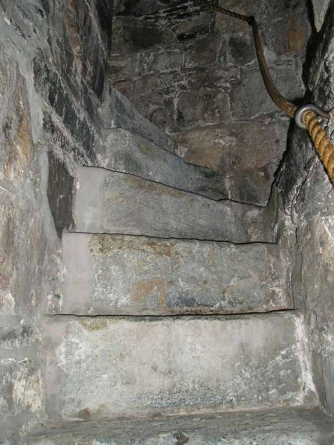 こんな石の階段を上って