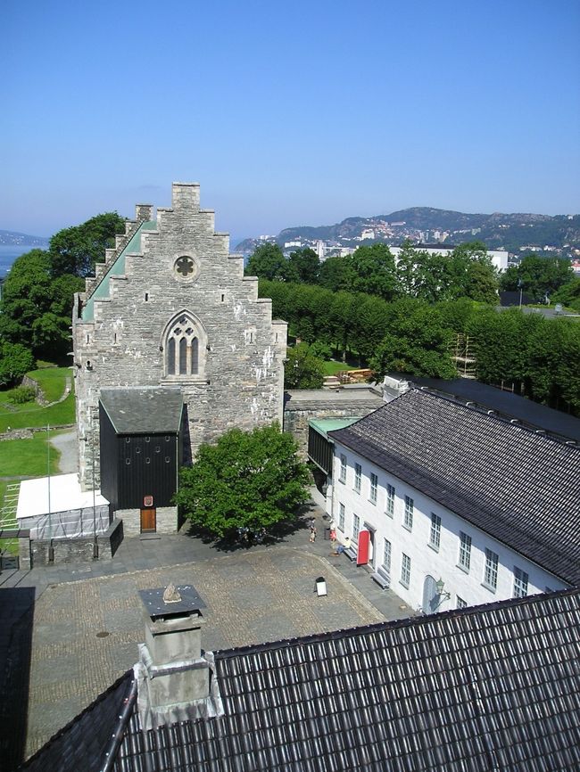 塔の上に出ました。<br /><br />ぐるっと周りを見渡せます。<br /><br />これは、すぐ隣のホーコン王の館です。