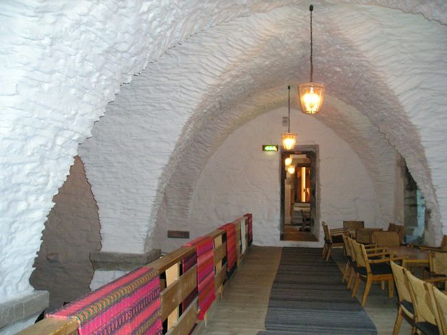 大ホールの下にはいくつものこんな部屋が階段でつながっていました。