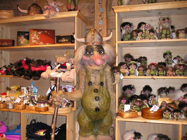 ブリッゲンの中のトロール人形やさん