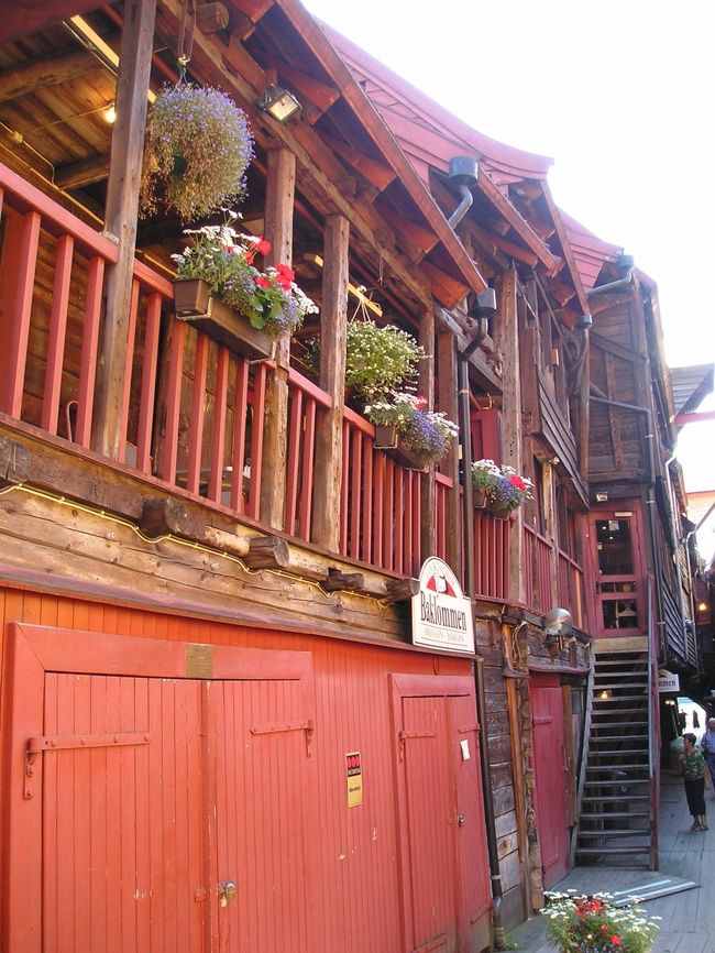 オリジナルは13〜16世紀のかなり古い建物です。<br /><br />密集しているので何度も火災で焼け、そのたんびに<br />同じように復元修復されてきたそうです。