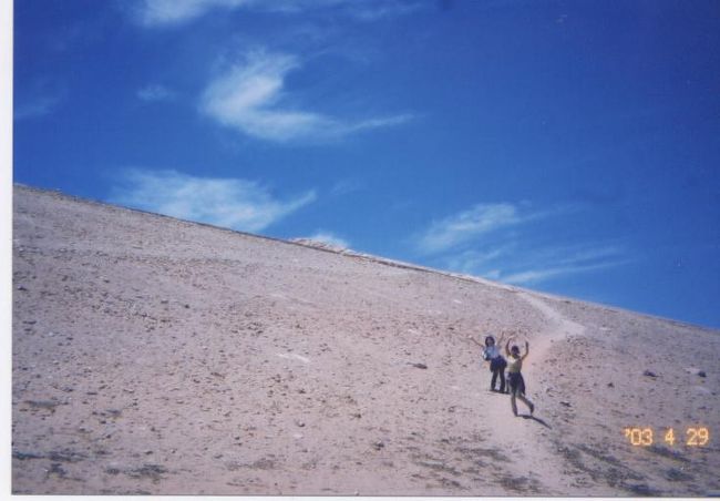 アブシンベル神殿の裏に丘があって、見晴らしがいいので登ってみる･･･けど警官っぽい人に怒られた（￣□￣；）何でー？しかも登りきるまでぼーっと見てたじゃん！？始めに言ってよ･･･バスのところに戻るとバスはなく。おいてけぼり？？慌ててタクシーに乗る。エジプト初交渉★おじさん気が弱く、簡単に交渉成立。簡単じゃん？？空港に着くと後からシャトルバスが。もしかして早まった・・・“o(＞＜)o”ようです。