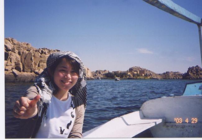 暑い。帽子が必要な暑さって日本ではあまりないのでびっくり。アブシンベル神殿で欧米人親子が着けていたアラファト議長っぽいターバンを探す・・・発見！若い子と交渉。ケチ。おじさんと交渉成立。ターバンの巻き方も教えてくれていい人だった。去ろうとすると若い子に「ペンをくれ」と言われる。何故君に？エジプト人は日本製のペンを欲しがるって本当だったんだ・・・ｗ（￣△￣；）ｗ