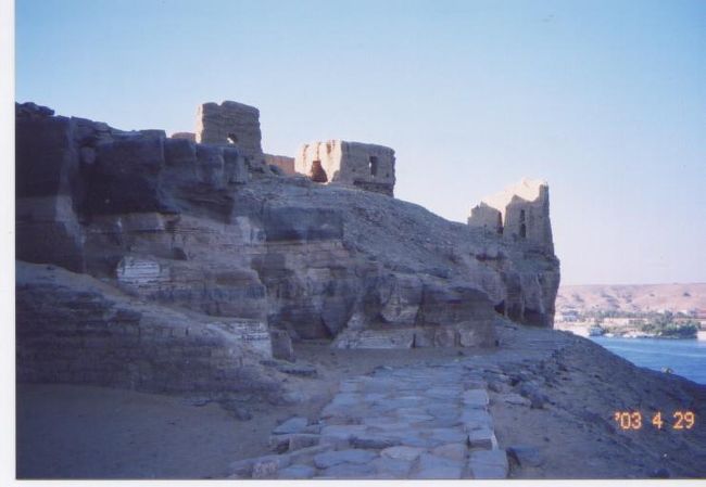 フルーカに乗って、対岸の岩窟墳墓群へ・・・フルーカの船長もヌビア人。アスワンでは多いみたい。岩窟墳墓群に近づくと、閉まっている。けど入れた。おじさんたちがおいでおいでしてくれたので。観光客が来たら開園、ってシステムなのかな？確かに観光客はまばら。