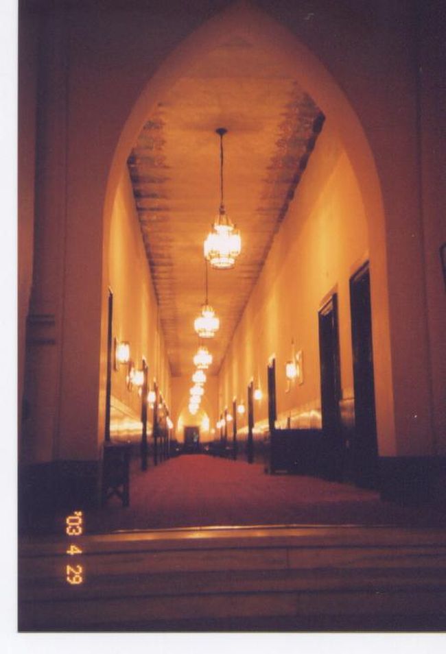 次にナイルを遡って（南が上流）オールドカタラクトホテルへ。すごく雰囲気のあるホテル。アガサ・クリスティの小説の舞台にもなったらしい。入ってみるとポーターに「ここのゲストか」としつこく追いかけられる。「YES」というと引き下がる。いいの？それで…ちなみにゲストじゃありません。絵ハガキを買ってホテル内、川べりのカフェへ。ギャルソンにステラビールを頼むとうれしそうな顔をする。外資系のビールよりオススメだよ、とのこと。愛国心が強いのかな。日本にはあんまりない気風でこちらも嬉しくなる。ビールで乾杯(●￣(ｴ)￣●)ﾉ☆うまーい！！コクがあるけどサッパリ。ナイルのほとりでビール飲みつつ絵ハガキ記入、なんて幸せ！！先輩とお互いに宛てて書くのが旅の習慣。帰国後の楽しみにもなりますし。エジプトの郵便事情では私の帰国より遅いかもね。ずっとゆっくりしたいけど、夜の便でルクソールに行かなければ・・・<br />ルクソールには２３時頃着。ホテルはミナ・パレスに泊まる。宿のおじさん、ハイテンション。先輩がお湯出るの確認するまで決めない！と言って皆でバスタブの前でお湯を待つ。次の日のタクシーチャーターをやたら勧める。断る。寝た。