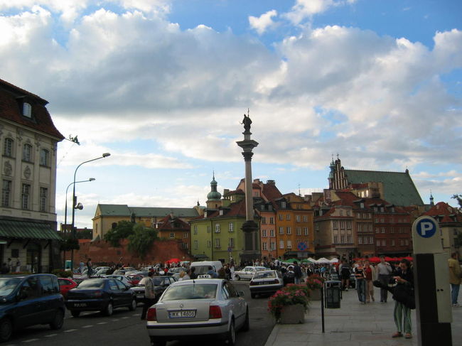 ワルシャワの旧市街<br />WW２の爆撃で全部ぶっ飛んだのにここまで復元できるなんて。すごい。<br />ロシアとは全然違う雰囲気だ。美しい旧市街。<br />BUTワルシャワは見どこはここだけだ