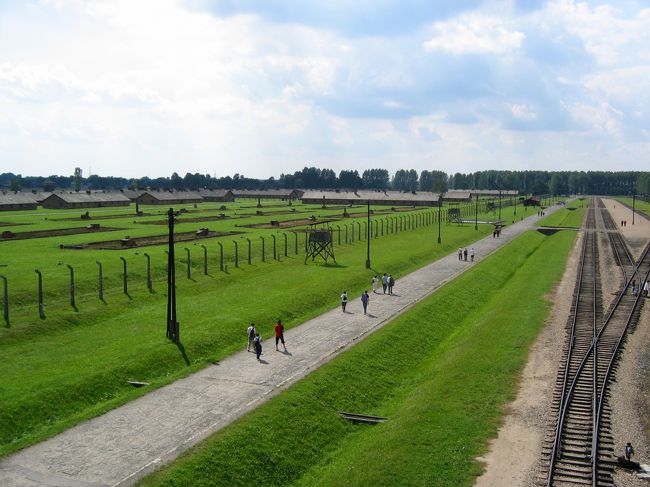 当時はここは沼地でこんなに緑はなかったらしく、<br />絶えず死臭がしていたらしい。