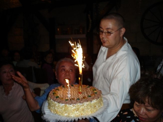 そんな中、デザートを誕生日ケーキで<br />頼んでおいたのですが、レストラン内が<br />暗くなったと思ったら、ハピバースデーの<br />演奏と一緒に、花火とろうそくが立った<br />ケーキが届きました。