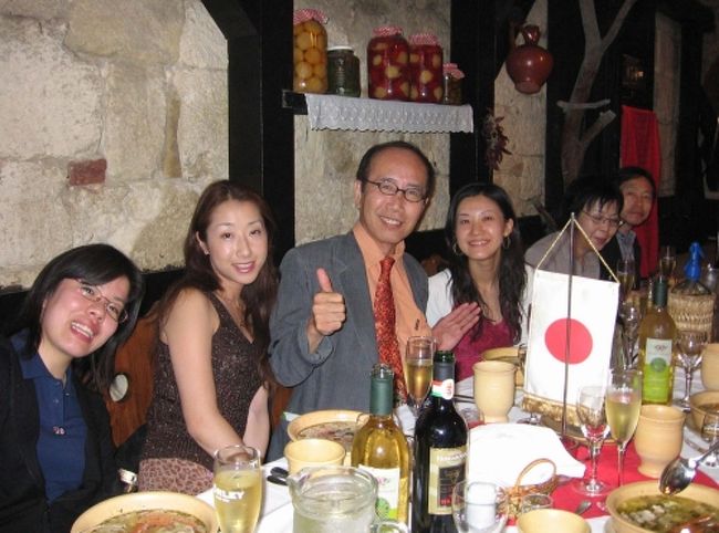 先生は大感激で、プレゼントのネクタイを<br />されて、声楽家のあゆみちゃん、<br />バイオリニストの菜津子さん、<br />ピアニストのひろみちゃんと一緒に<br />記念撮影、この写真のラベルがついた<br />ワインを会社からプレゼントしました。<br />味はどうだったのでしょう？