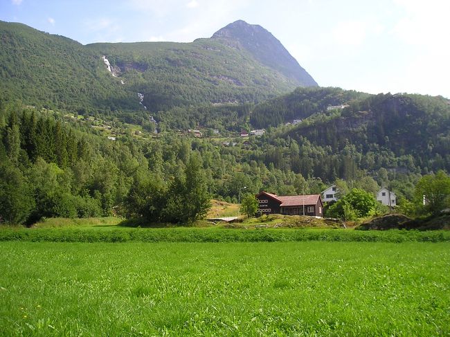 ホテル近くの小道を入ると、こんな開けた所があり、この奥から山道へ入っていきます。